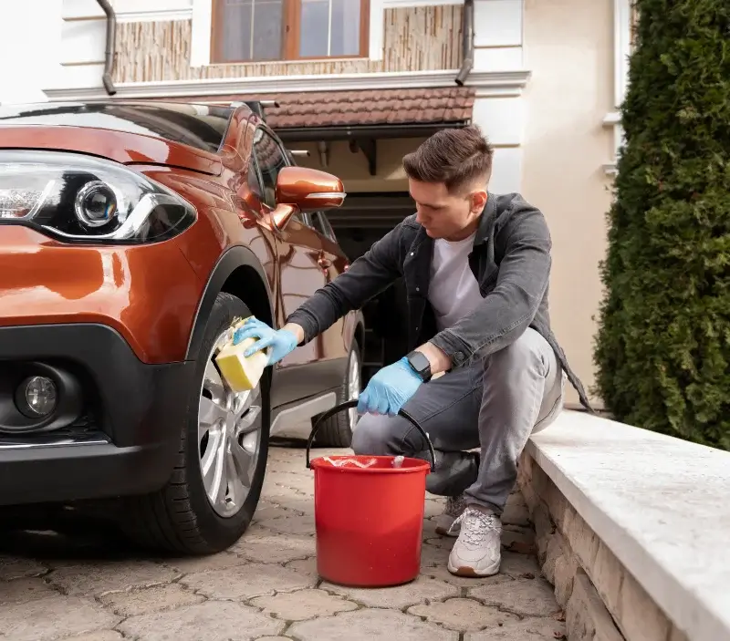 Lavage auto à domicile Prades-d'Aubrac : professionnel intervenant sur un véhicule